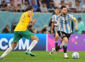 Lionel Messi (d) de Argentina en acción durante la Copa Mundial de la FIFA 2022.