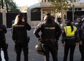 MADRID, 01/12/2022.- Efectivos de la Policía Nacional en las inmediaciones de la embajada de EEUU en Madrid donde hoy los especialistas en desactivación de explosivos de la Policía Nacional, Tédax, han detonado el sobre sospechoso de contener material explosivo dirigido a la embajadora de EEUU en España, Julissa Reynoso. EFE/ Fernando Villar