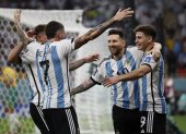 Julián Álvarez (d) de Argentina celebra un gol con Lionel Messi hoy, en un partido de los octavos de final del Mundial de Fútbol Qatar 2022 entre Argentina y Australia.