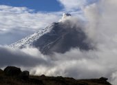 Fotografía de archivo, tomada el pasado 26 de noviembre, en la que se registró una toma general del volcán Cotopaxi, en los cantones Quito y Mejía, en la provincia de Pichincha (Ecuador).