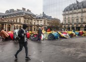 Paris (France), 03/12/2022.- Migrants gather at a temporary camp set up by a French NGO in front of the State Council (Conseil d"Etat) in Paris, France, 03 December 2022. For months local NGOs are asking the French government to provide night shelters for hundreds of migrants that live in a makeshift camp in Ivry-Sur-Seine, east of Paris. (Francia) EFE/EPA/Mohammed Badra