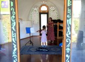 Pista. Una niña toca el violín en una clase en la escuela de Mahani Teave.