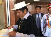 Documento. Salvador Quishpe en la presentación de la queja en contra del legislador correísta.