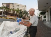 Reciclaje. Joffre Salazar es uno de los siete recicladores de base que tiene Lomas de Urdesa en su sector.
