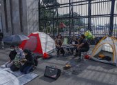 Varios manifestantes instalaron tiendas de campaña durante una protesta contra la reforma del código penal frente a la puerta principal del edificio del Parlamento en Yakarta, Indonesia, el 6 de diciembre de 2022. EFE /MAST IRHAM