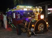 Un tren decorado con motivos navideños, con colores y luces, es el vehículo que un grupo de ciudadanos ha utilizado para regalar "paseos" a migrantes de distintos países que se encuentran varados en la ciudad mexicana de Tapachula, fronteriza con Guatemala. EFE/Juan Manuel Blanco