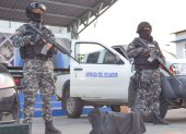 Caso. Policías custodian la camioneta oficial que era usada para transportar droga.