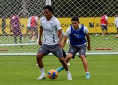 Bryan Ramírez (i) pasó sin problemas las pruebas médicas y ya forma parte de la pretemporada de los albos.