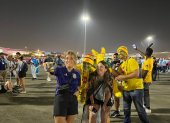 Hinchas de Argentina se toman una ‘selfie’ con aficionados australianos luego del partido donde la Albiceleste se metió a los cuartos de final de la cita.