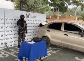 Esmeraldas. El carro, el dinero y los sobres con droga que decomisó la policía.