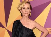 Anne Heche estrelló su auto contra una vivienda. Como resultado, sufrió graves quemaduras que más tarde le ocasionaron la muerte.