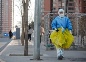 Un trabajador de la salud voluntario camina por la calle en Pekín, China, el 7 de diciembre de 2022. EFE/EPA/WU HAO