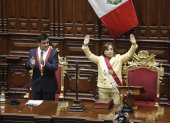 La abogada Dina Boluarte saluda tras ser juramentada como presidenta de Perú  por presidente del Congreso, José Daniel Williams Zapata (i).