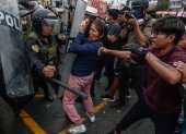 Manifestantes que respaldan al destituido presidente Pedro Castillo enfrentan a la Policía