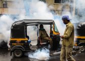 Un trabajador municipal fumiga contra la malaria cerca de una zona residencial en Mumbai, India, el 28 de julio de 2020.
