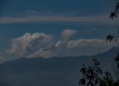Fotografía del volcán Cotopaxi mientras emiten gases y ceniza hoy, desde Quito (Ecuador).