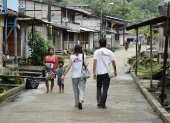 Miembros de Médicos Sin Fronteras caminan, 23 de noviembre de 2022, en Pié de Pató, Chocó (Colombia). EFE/ Mauricio Dueñas Castañeda