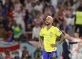 Neymar de Brasil se lamenta hoy, en un partido de los cuartos de final del Mundial de Fútbol Qatar 2022 entre Croacia y Brasil en el estadio Ciudad de la Educación en Rayán (Qatar)