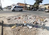 EN LA CALLE ARGENTINA Y CARCHI LOS MORADORES SE QUEJAN POR LA BASURA Y ESCOMBROS DE CONSTRUCCION QUE HAY EN EL LUGAR QUE YA TIENE DOS MESES 5 DE DICIEMBRE DEL 2022  GUAYAQUIL-ECUADOR