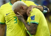 Neymar llora luce de la eliminación de Brasil en el Mundial de Qatar.