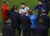 Lionel Messi fue a recriminar al entrenador Louis van Gaal por lo que dijo previo al partido.