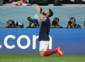Olivier Giroud de Francia celebra un gol hoy, en un partido de los cuartos de final del Mundial de Fútbol Qatar 2022 entre Inglaterra y Francia en el estadio Al Bait en Jor (Catar).