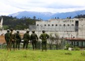 En la imagen un registro de archivo, tomada el pasado 4 de abril, en la que se registró a varios policías al vigilar la cárcel de la libertad N.1, en Cuenca (Ecuador).