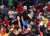 El seleccionador de Marruecos, Walid Regragui (arriba), y sus jugadores celebran tras ganar el partido de cuartos de final de la Copa Mundial de la FIFA 2022
