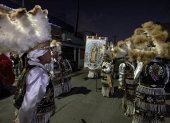 Un grupo de mujeres llamadas "matachines", se preparan para las festividades de la Virgen de Guadalupe el 11 de diciembre de 2022 en el municipio de Guadalupe, Nuevo León (México). EFE/Miguel Sierra