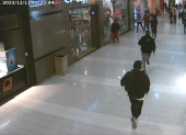 Video revela el momento en que los ladrones huían del centro comercial con armas de fuego en mano.