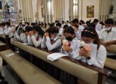 Guayaquil. Los alumnos llevan una flor blanca como ofrenda a la Virgen.