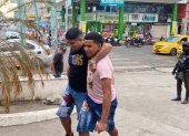 Machala. Uno de los heridos es trasladado caminando hasta un centro de salud por un familiar.