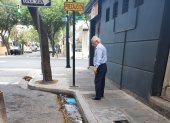 Carlos Rodríguez muestra el sitio donde está taponada la alcantarilla, en el barrio Orellana.