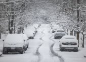 Vista de autos cubiertos por nieve tras una tormenta invernal, en una fotografía de archivo. EFE/Jim Lo Scalzo