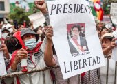 Manifestantes muestran su apoyo hacia el presidente Pedro Castillo y su exigen libertad hoy, en los exteriores del recinto donde se encuentra Castillo, en el distrito de Ate en Lima (Perú).