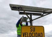 Chequeo. Un fotorradar de la CTE, ubicado en una carretera de Manabí.