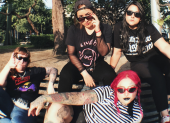 Integrantes de la banda de punk Petunias.