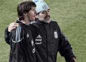 Diego Maradona (d) dirigió a Lionel Messi en la Copa del Mundo de Sudáfrica 2010.