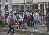 Ambato. Comerciantes ofrecen perros en los alrededores del mercado. Cuando no los venden, los abandonan.