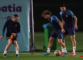 Doha (Qatar), 16/12/2022.- (L-R) Mateo Kovacic, Luka Modric, and Martin Erlic of Croatia attend their training session in Doha, Qatar, 16 December 2022. Croatia will face Morocco in their FIFA World Cup 2022 third place soccer match on 17 December 2022. (Mundial de Fútbol, Croacia, Marruecos, Catar) EFE/EPA/Tolga Bozoglu
