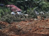 Varios coches y una vivienda destrozados tras el corrimiento de tierra ocurrido en Kuala Lumpur.EFE/EPA/FAZRY ISMAIL