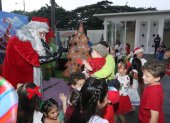 Personaje. Papá Noel llegó a la urbanización para disfrutar con los más pequeños.