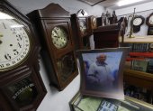 En el taller de don Efrén Coello existen centenares de relojes, desde los de péndulo hasta de bolsillo con leontina.