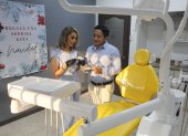 Consultorio. Los odontólogos Ericka Mendoza y Alex Bravo en Dental Site, donde se insta a regalar una sonrisa y salud dental en esta Navidad.