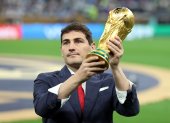 El exportero de la selección española de fútbol Iker Casillas sostiene el trofeo del Mundial de fútbol antes de la final del Mundial de Qatar 2022.