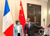 La ministra de Exteriores francesa, Catherine Colonna y su homólogo chino, Wang Yi.