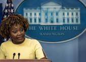 La secretaria de Prensa de la Casa Blanca, Karine Jean-Pierre, habla durante la rueda de prensa diaria en la Casa Blanca en Washington, el 19 de diciembre de 2022