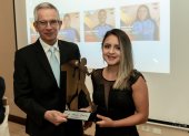 Glenda recibió de manos del vicepresidente del COE, Rubén Navia, el premio.