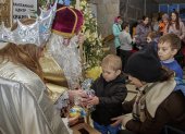 Voluntarios ucranianos vestidos como San Nicolás y Snow Maiden actúan con niños locales durante la celebración del día de San Nicolás según el calendario ortodoxo, en Kharkiv, Ucrania