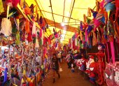 Pistas. Las piñatas han ganado espacios en el mercado de Jamaica, conocido por su enorme oferta de flores.